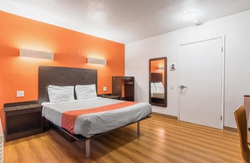 Oleander - Sunset Hotel | Motel 6 Bakersfield