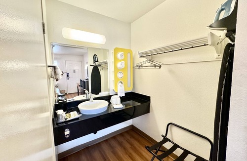 North Long Beach Hotel | Motel 6 Bellflower, CA - Los Angeles