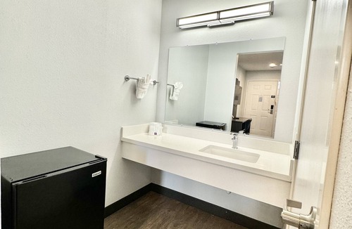 North Long Beach Hotel | Motel 6 Bellflower, CA - Los Angeles