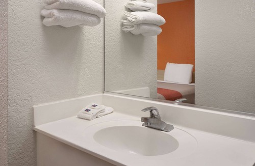 Buena Park Hotel | Motel 6 Buena Park, CA - Knotts Berry Farm - Disneyland