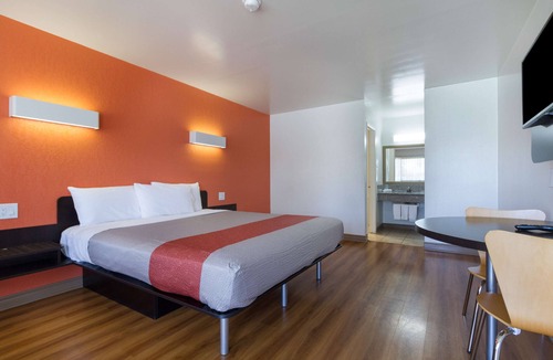 Claremont Hotel | Motel 6 Claremont, CA
