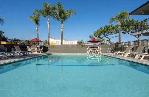 Fontana Hotel | Motel 6-Fontana, CA