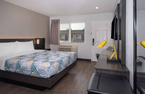 Fontana Hotel | Motel 6 Fontana, CA