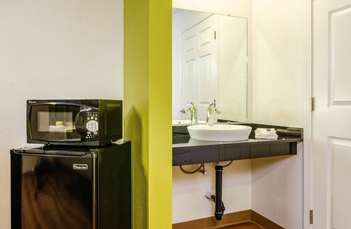 Raisin Hotel | Motel 6 Fresno, CA - Yosemite Hwy