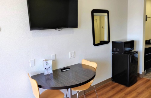 Raisin Hotel | Motel 6 Fresno, CA - Yosemite Hwy