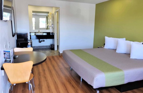 Raisin Hotel | Motel 6 Fresno, CA - Yosemite Hwy