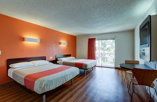 Santa Ana Hotel | Motel 6 Irvine - Orange County Airport
