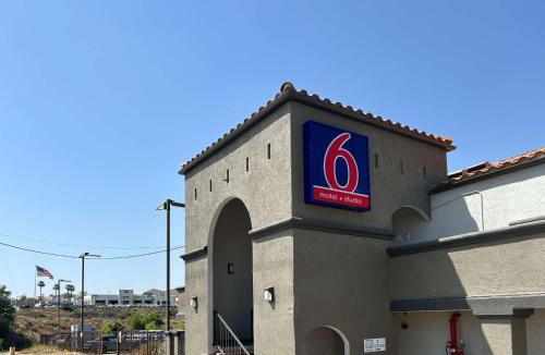 Lake Elsinore Hotel | Motel 6 Lake Elsinore, CA