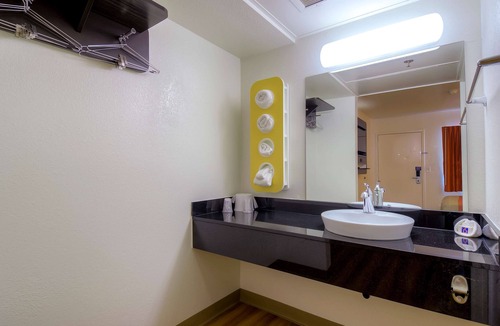 Warm Sands Hotel | Motel 6 Palm Springs, CA - Downtown