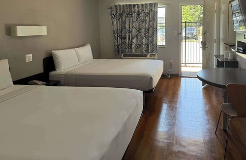 Westmont Hotel | Motel 6 Pomona, CA - Los Angeles