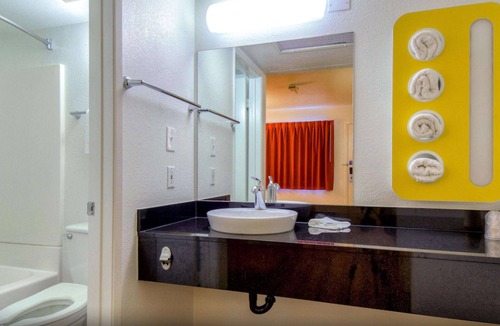 Westmont Hotel | Motel 6 Pomona, CA - Los Angeles