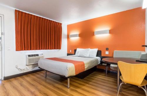 Riverside Hotel | Motel 6 Riverside, CA - UCR East