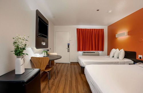 Temecula Hotel | Motel 6 Temecula, CA - Historic Old Town