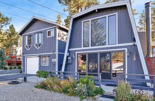 Whispering Forest Ski Chalet | Mount Shasta Retreat- Air-Hockey- Firepit- Secluded