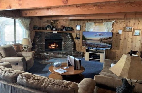 Big Bear City House | Mountain Bliss by Big Bear Cool Cabins
