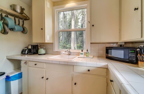 Soda Springs Cabin | Mountain Cabin with Deck < 1 Mile to Ski Resort!