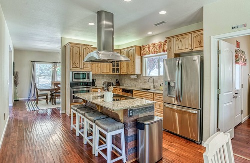 Mariposa House | Mountain home near Yosemite with sweeping views, high-speed Starlink internet