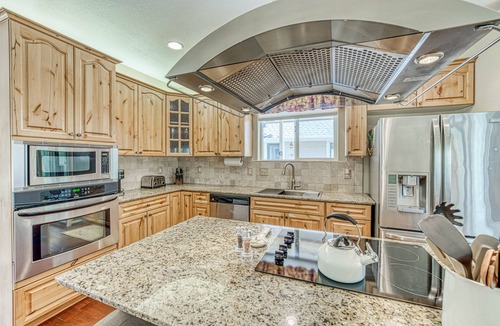 Mariposa House | Mountain home near Yosemite with sweeping views, high-speed Starlink internet
