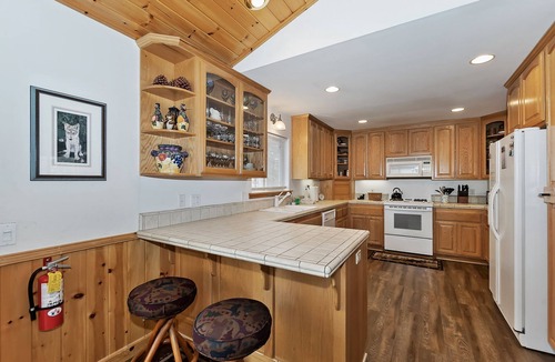 Fox Farm Cabin | Mountain Jewel by Destination Big Bear : Close to Grocery Stores and the Lake! Internet, Blu Ray Player!