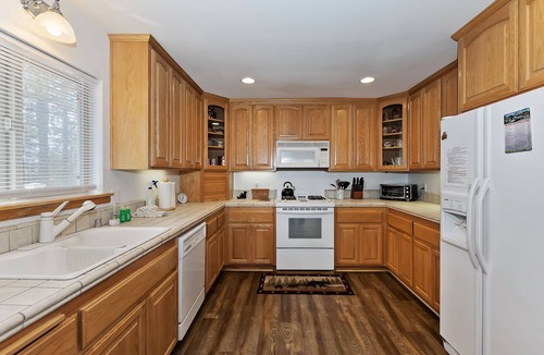 Fox Farm Cabin | Mountain Jewel by Destination Big Bear : Close to Grocery Stores and the Lake! Internet, Blu Ray Player!
