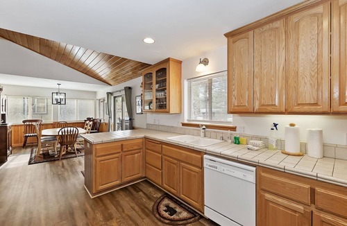 Fox Farm Cabin | Mountain Jewel by Destination Big Bear : Close to Grocery Stores and the Lake! Internet, Blu Ray Player!