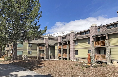 Mammoth Lakes Condo | Mountain-Modern, Newly Rennovated, Plush, Dog Friendly, by Eagle Lodge and Golf!