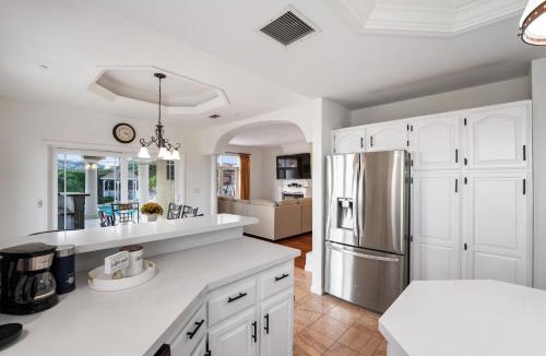 Canoga Park House | Mountain View Luxury Estate with Pool in West Hills