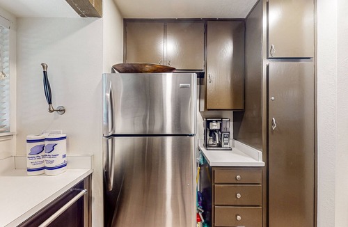 Lakeshore Condo | Mountain-view condo with 2 decks, washer/dryer, & shared pool/hot tub