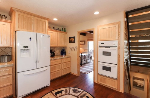 Whispering Forest Cabin | Mountain View Escape by Destination Big Bear : Relaxing Views of the Snow Summit & Bear Mtn! Pool Table! WiFi & Streaming TV!