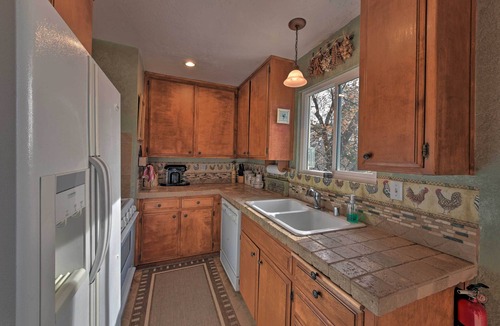 Lake Arrowhead Cabin | Mountainside Cabin w/Deck - 16 Miles to Skiing!