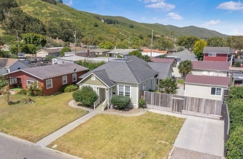 Lompoc House | Mt. Views & Modern Comfort
