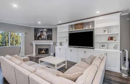 Woodland Hills House | Multi-Level 5BR Villa in Great Location- Must See!