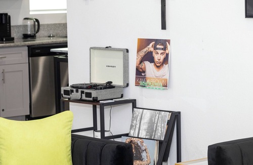 Redlands House | Music themed home, PacMan Arcade, Sleeps 9, BBQ, Fire Pit, Wi-Fi