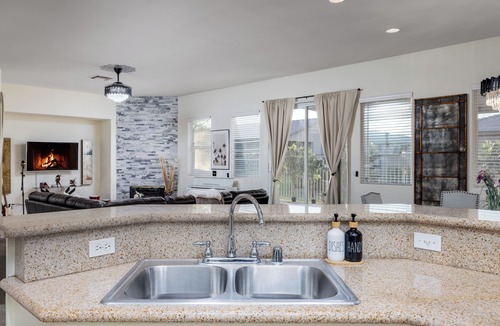 Indio House | MusicLover LAKEside Pool, Game Room & Golf Course!