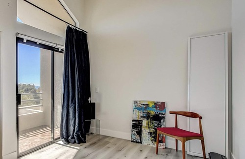Pacific Palisades Condo | n"Your Ideal Coastal Retreat! Walking Distance to Everything You Need!