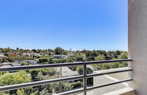 Pacific Palisades Condo | n"Your Ideal Coastal Retreat! Walking Distance to Everything You Need!