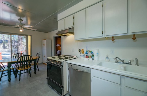 Peter Pan House | Nana's Cottage Retreat - Charming rustic cabin, Smart TV, Fenced Lot, BBQ