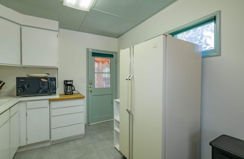Peter Pan House | Nana's Cottage Retreat - Charming rustic cabin, Smart TV, Fenced Lot, BBQ