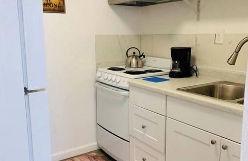 San Leandro House | Natural Light 1 Bedroom In-Law Unit w/Washer/Dryer