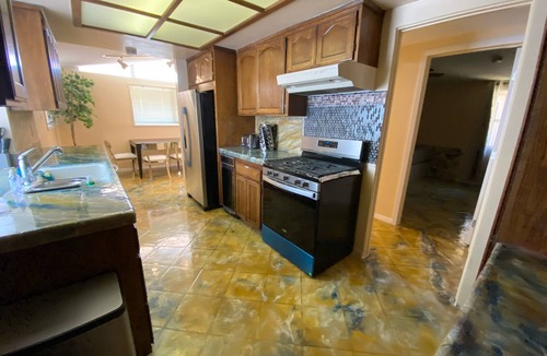 Sherwood Forest and Thistle Development House | NEAR DISNEYLAND AND CONVENTION CENTER 6 BEDROOM 3 BATHROOM