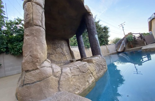 Sherwood Forest and Thistle Development House | NEAR DISNEYLAND AND CONVENTION CENTER 6 BEDROOM 3 BATHROOM
