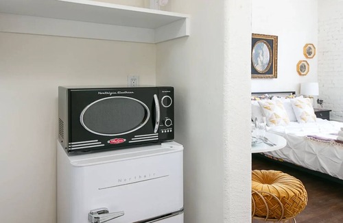 Rampart Village Apartment | Near DTLA! Classic Studio for 2!
