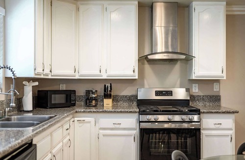 Westmont House | Near ONT Modern Family Home w Full Amenities