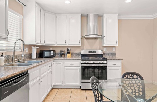 Westmont House | Near ONT Modern Family Home w Full Amenities