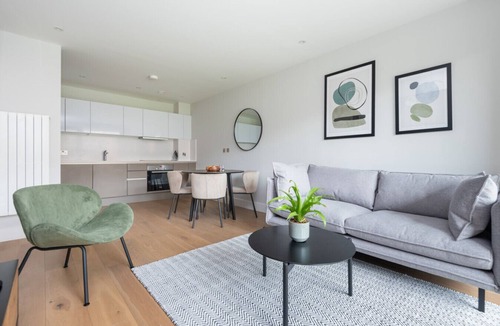 Wembley Park Apartment | Near Wembley Stadium with Gym & Balcony