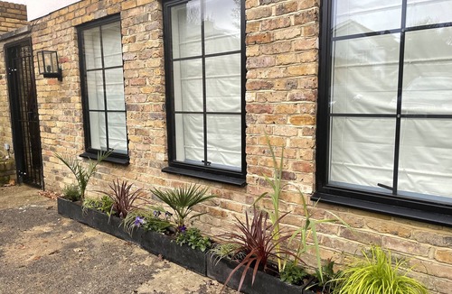 Coombe Hill Apartment | Nestled in a grand private estate, near woodlands, easy access London