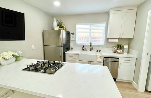 South Redlands Apartment | NEW 1-bdrm with kitchen /living room in Guesthouse with Wifi, AC & soft water