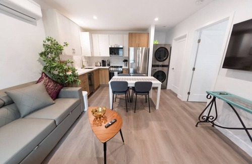 NoHo Arts District House | NEW 1-BEDROOM HOME BUILT IN 2022 LOCATED IN THE AWESOME NOHO ARTS DISTRICT AREA (p54)