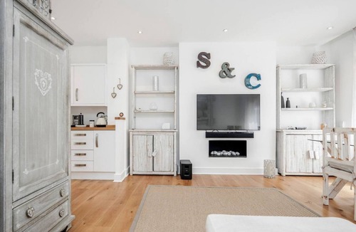 Abingdon Apartment | New 2Bed with Air Con in Kensington