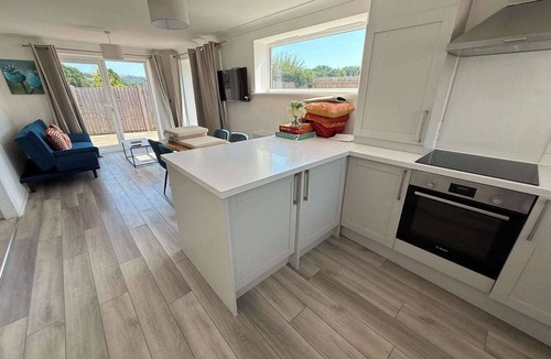 Honiton House | New 2BR Open Plan Bungalow With Free Parking